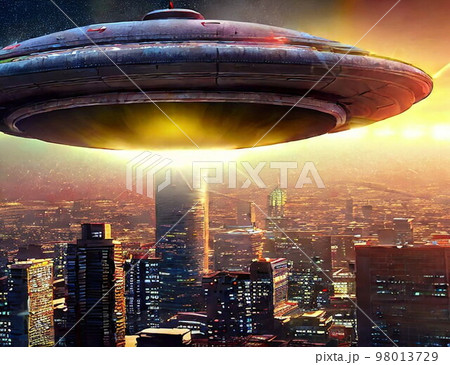 夕陽に映える馬鹿デカUFO 98013729