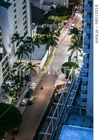 夜景　ハワイ　街並みの風景素材 98013818