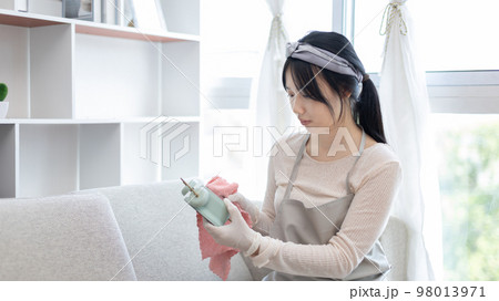 Housewives use towels to wipe things, tables, chairs, display cabinets and glass inside the house, Big cleaning, Housework, Daily routine ,Removes germs and dirt and deep stains, Spray alcohol. 98013971