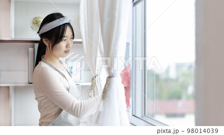 Housewives use towels to wipe things, tables, chairs, display cabinets and glass inside the house, Big cleaning, Housework, Daily routine ,Removes germs and dirt and deep stains, Spray alcohol. Housewives use towels to wipe things, tables, chairs, display cabinets and glass inside the house, Big cleaning, Housework, Daily routine ,Removes germs and dirt and deep stains, Spray alcohol. 98014039