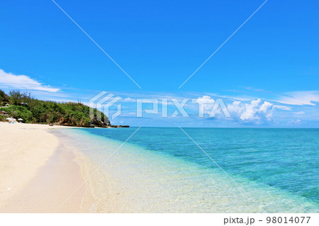 沖縄 夏の青空と池間島の海 沖縄 夏の青空と池間島の海 98014077
