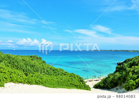 沖縄　宮古島　青空と海（撮影地：砂山ビーチ） 98014083