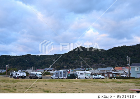 道の駅・RVパーク、車中泊イメージ キャンピングカー 乗用車 道の駅・RVパーク、車中泊イメージ キャンピングカー 乗用車 98014187
