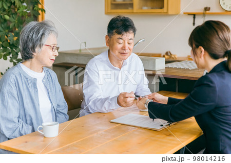 資産運用・相続税・保険・遺言書の契約書にサインする高齢者夫婦とスーツ姿のアジア人ビジネスウーマン 資産運用・相続税・保険・遺言書の契約書にサインする高齢者夫婦とスーツ姿のアジア人ビジネスウーマン 98014216