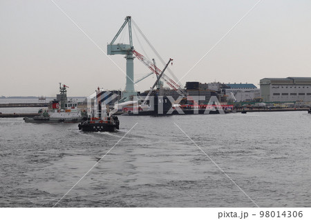 出港準備を行う海上自衛隊の潜水艦「たいげい」とタグボート 98014306