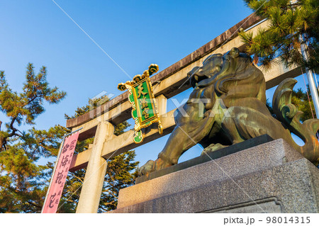 早春の古都京都 北野天満宮 一の鳥居 早春の古都京都 北野天満宮 一の鳥居 98014315