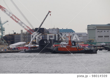 造船所で働くタグボートと海上自衛隊の潜水艦たいげい 造船所で働くタグボートと海上自衛隊の潜水艦たいげい 98014509