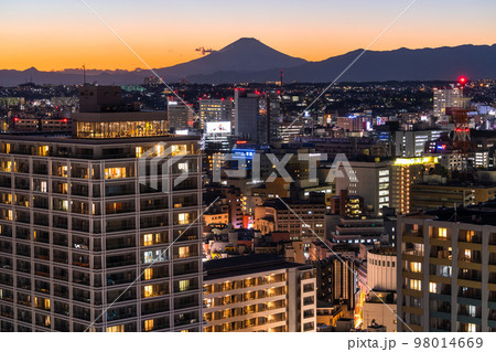 《神奈川県》横浜の街並みと富士山の夜景 《神奈川県》横浜の街並みと富士山の夜景 98014669