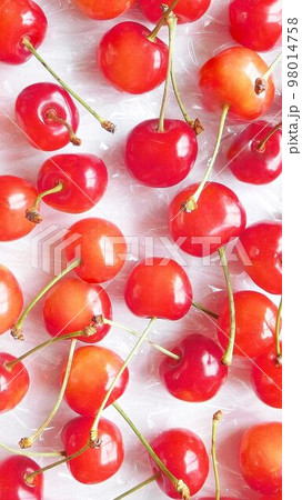 スマホ壁紙 さくらんぼ ランダムに置いての写真素材