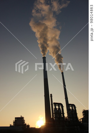 エントツの煙と色ずく空　SDGs 地球環境！環境問題　山口県周南コンビナート 98014863
