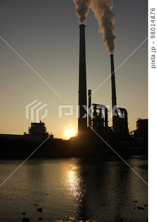 エントツの煙と色ずく空　SDGs 地球環境！環境問題　山口県周南コンビナート 98014876