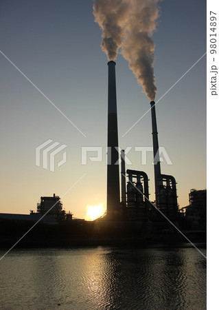 エントツの煙と色ずく空　SDGs 地球環境！環境問題　山口県周南コンビナート 98014897