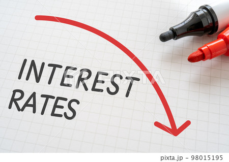 INTEREST RATESと書かれたノートとマーカー 98015195
