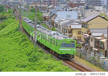 奈良線を走行する車両 98015360