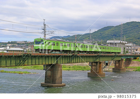 奈良線を走行する車両 98015375