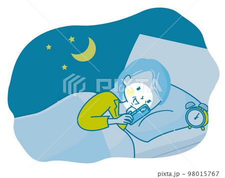 夜ベッドの中でスマホを見るシニア女性のイラスト 夜ベッドの中でスマホを見るシニア女性のイラスト 98015767