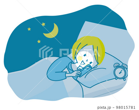夜ベッドの中でスマホを見る女性のイラスト 98015781