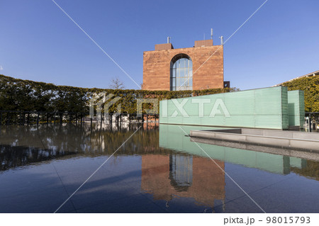国立長崎原爆死没者追悼平和祈念館の水盤と光柱 国立長崎原爆死没者追悼平和祈念館の水盤と光柱 98015793