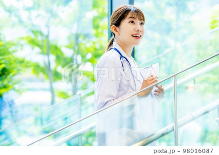 医者 女性 イメージ 撮影協力:LINK FOREST 医者 女性 イメージ 撮影協力:LINK FOREST 98016087
