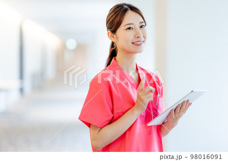 女性看護師イメージ　撮影協力「LINK FOREST」 98016091