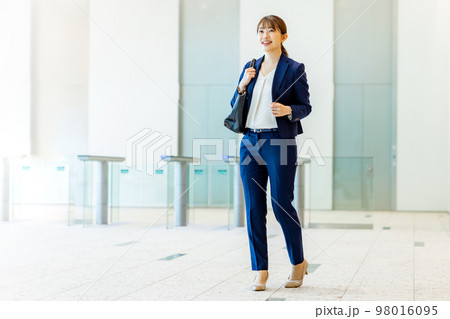 ビジネスシーン 女性 撮影協力:LINK FOREST ビジネスシーン 女性 撮影協力:LINK FOREST 98016095