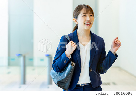 ビジネスシーン　女性　撮影協力：LINK FOREST 98016096