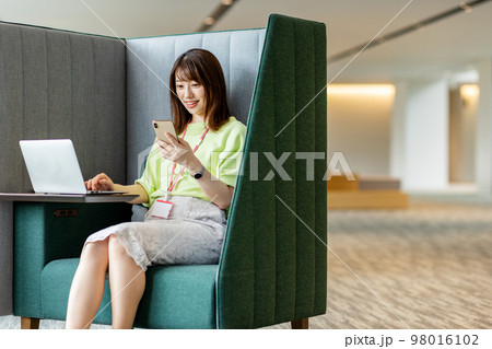 個室ブースで仕事をする女性 撮影協力:LINK FOREST 個室ブースで仕事をする女性 撮影協力:LINK FOREST 98016102