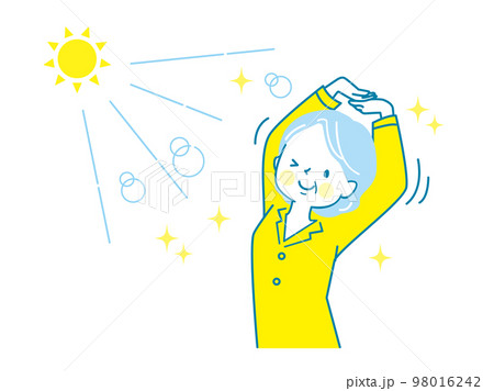 太陽の光を浴びながら伸びをするシニア女性 太陽の光を浴びながら伸びをするシニア女性 98016242