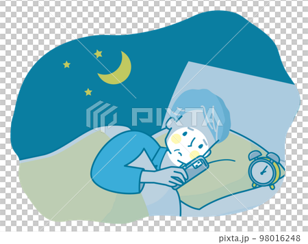 夜ベッドの中でスマホを見る不安な顔のシニア男性 98016248