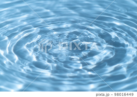 綺麗な水面 98016449