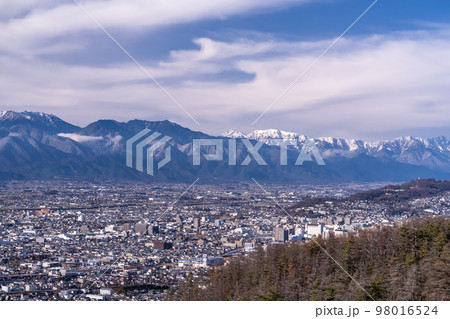 《長野県》北アルプスの山並みと松本市の街並み 98016524