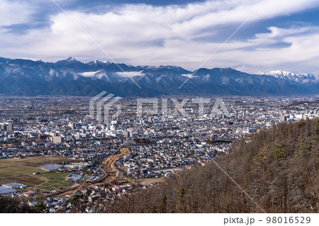 《長野県》北アルプスの山並みと松本市の街並み 《長野県》北アルプスの山並みと松本市の街並み 98016529