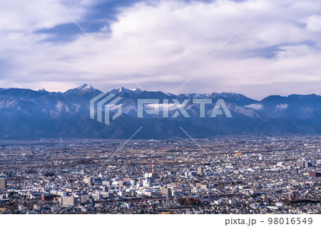 《長野県》北アルプスの山並みと松本市の街並み 98016549