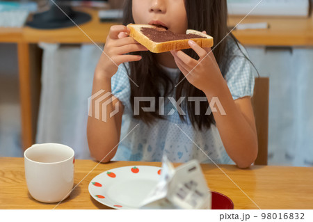 8 years old 98016832