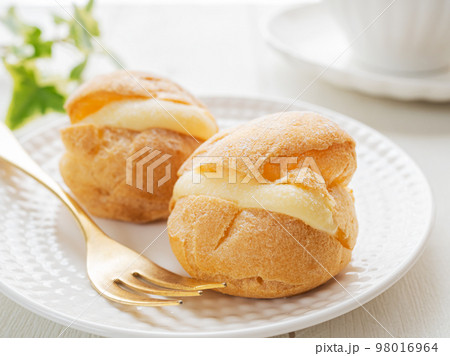 お皿の上の2つのシュークリーム お皿の上の2つのシュークリーム 98016964