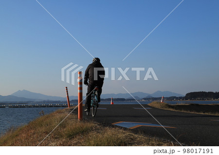 青く澄み切った空と筑波山を前につくば霞ヶ浦りんりんロードを走る 98017191