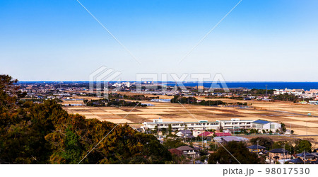 南からみた 九十九里浜 と 一宮町　【 千葉県 上総一ノ宮 の 風景 】 98017530