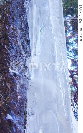 厳冬の山、厳しい寒さが太くて長い氷柱の成長を促す 厳冬の山、厳しい寒さが太くて長い氷柱の成長を促す 98017651