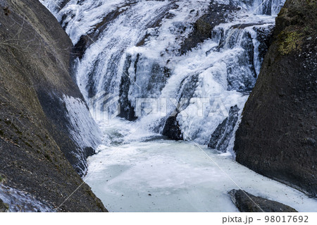 半分ほど凍結した厳冬期の「袋田の滝」　茨城県大子町 98017692