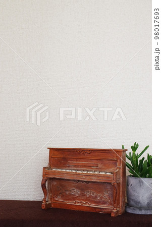 ピアノの置物と多肉植物の縦向きの写真⑥ 98017693