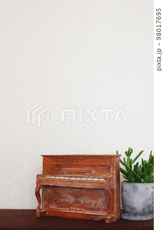 ピアノの置物と多肉植物の縦向きの写真⑦ ピアノの置物と多肉植物の縦向きの写真⑦ 98017695