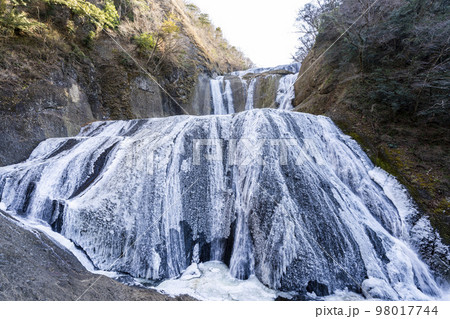 半分ほど凍結した厳冬期の「袋田の滝」　茨城県大子町 98017744