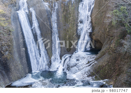 半分ほど凍結した厳冬期の「袋田の滝」　茨城県大子町 98017747