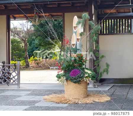 日本のお正月の風景・門松（新年の縁起物） 98017875
