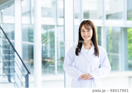 白衣の若い女性 白衣の若い女性 98017981