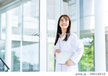 白衣の若い女性 98018010