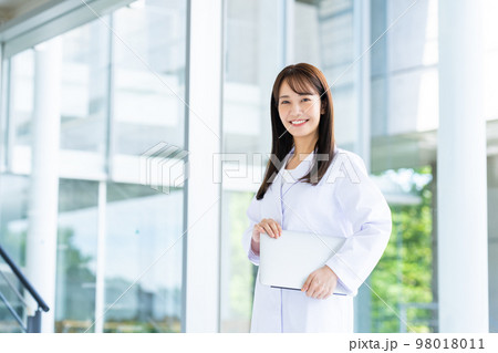 白衣の若い女性 98018011