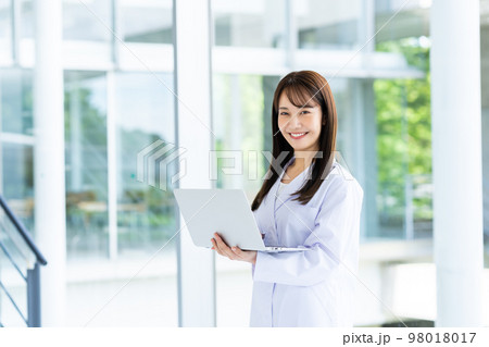 白衣の若い女性 98018017