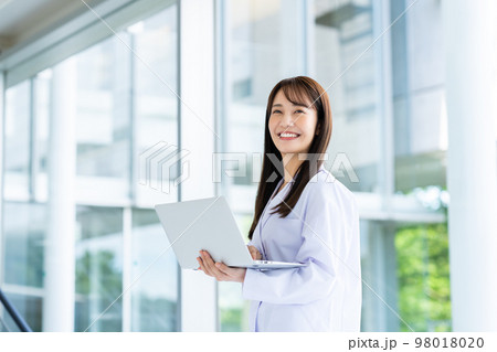 白衣の若い女性 白衣の若い女性 98018020