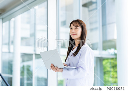 白衣の若い女性 98018021